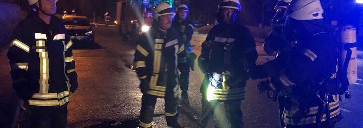 Grillfeuer im Kellerabgang