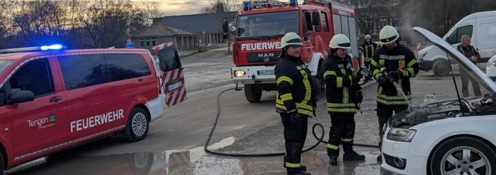 Qualmender PKW auf Festplatz