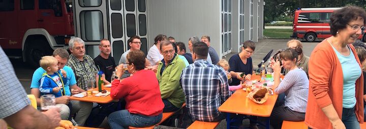 Sommerhock am Feuerwehrhaus