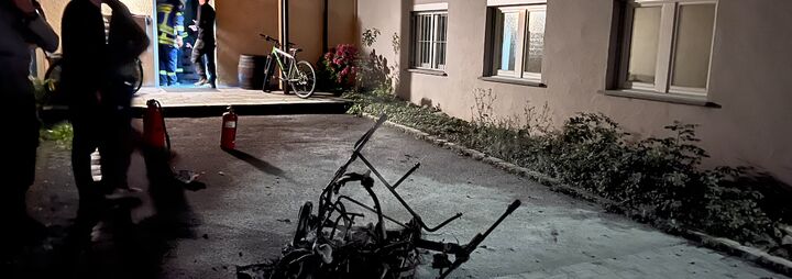 Kinderwagen brennt im Hausflur