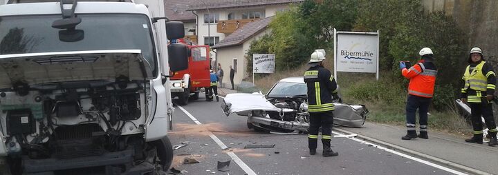 PKW prallt gegen entgegenkommenden LKW
