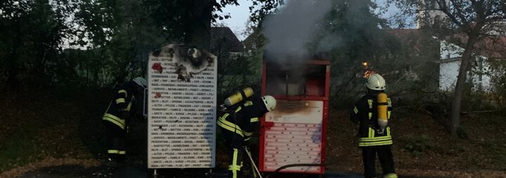 Unbekannte zünden Altkleidercontainer an