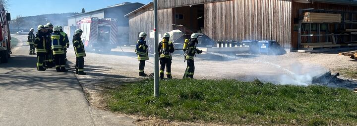 Unbeaufsichtigte Feuerstelle im Gewerbegebiet