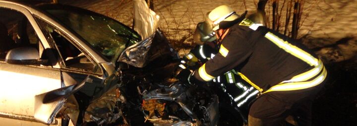 Verkehrsunfall mit eingeklemmter Person
