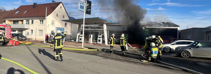 PKW-Brand in Autowerkstatt