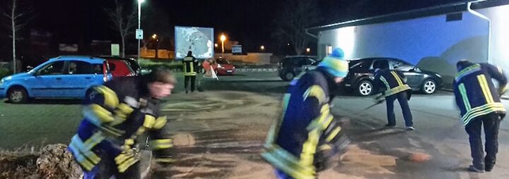 Ölspur auf dem Einkaufsmarkt Parkplatz