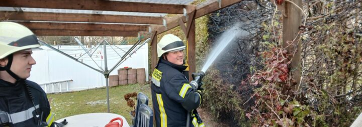 Thuja-Hecke in Flammen