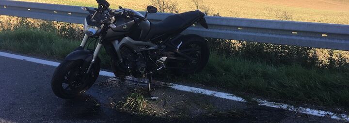 Motorradunfall mit auslaufenden Betriebsstoffen