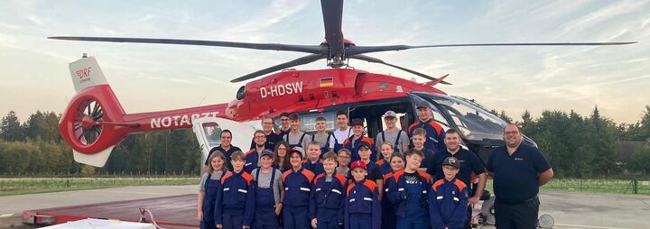 Jugendfeuerwehr zu Besuch beim Rettungshubschrauber