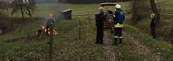 Feuer mit dunkler Rauchwolke