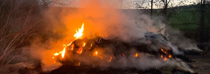 Verbrennen von altem Heu