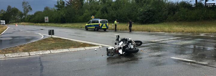 Schwerer Verkehrsunfall zwischen Pkw und Motorrad