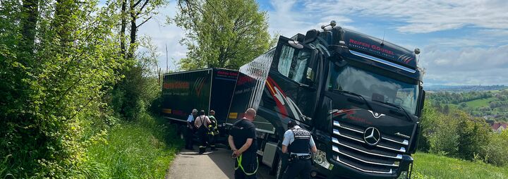 Festgefahrener LKW mit Anhänger