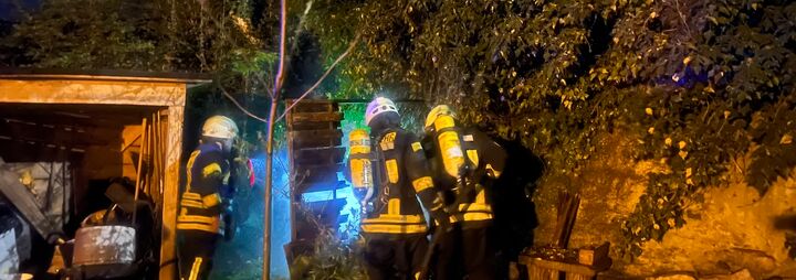 Brand Holztrennwand und Efeuhecke