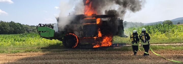 Mähdrescher geht in Flammen auf