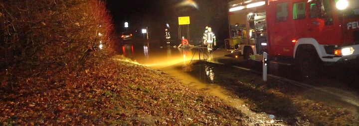 Kreisstraße 6137 überflutet