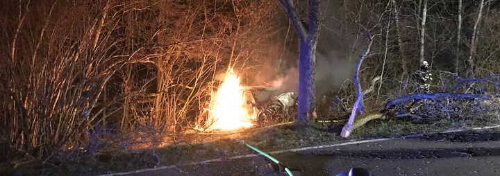 PKW-Brand nach Aufprall