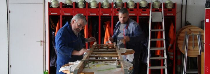 Oldtimergruppe richtet Leitern