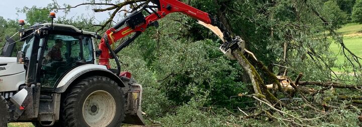 Umgestürzte Bäume und abgedeckte Dächer