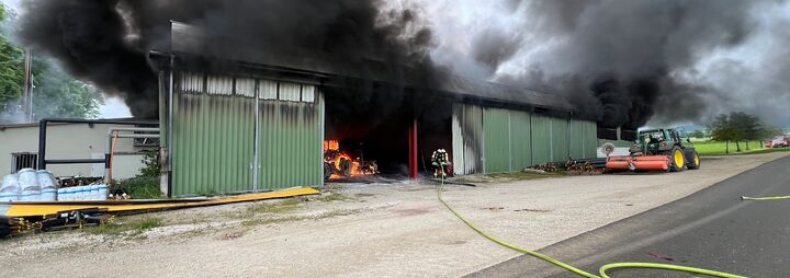 Traktor in Halle in Vollbrand