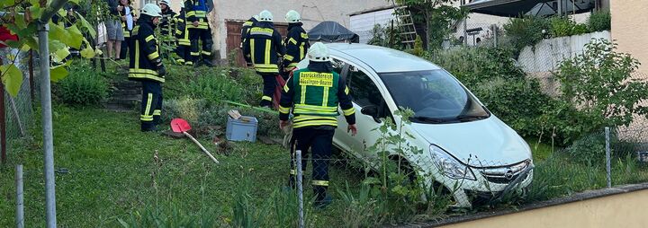Auto droht abzustürzen